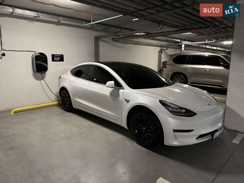 Седан Tesla Model 3 2020 в Києві