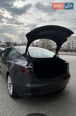 Седан Tesla Model 3 2023 в 