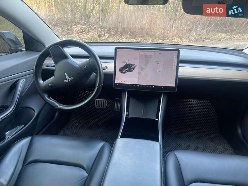 Седан Tesla Model 3 2019 в Львове