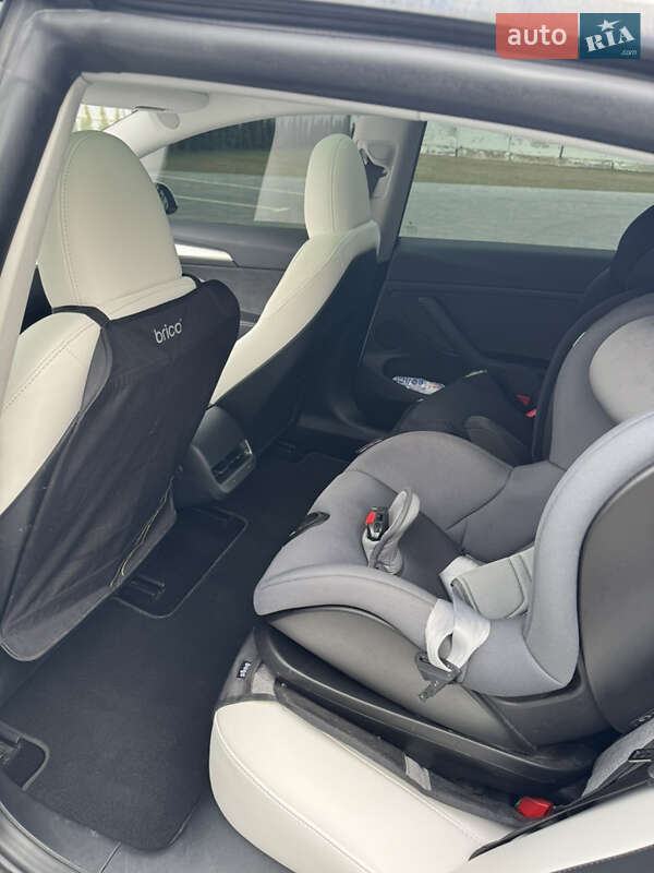 Седан Tesla Model 3 2023 в Луцьку