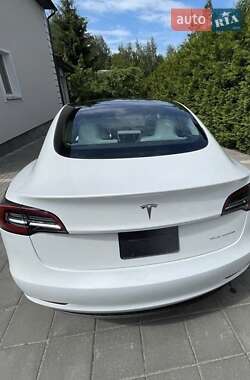 Седан Tesla Model 3 2022 в 