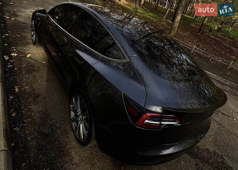 Седан Tesla Model 3 2023 в Вінниці