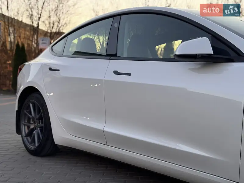 Седан Tesla Model 3 2023 в 