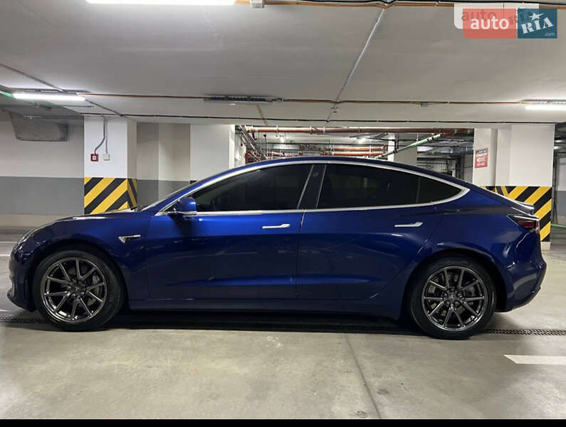 Седан Tesla Model 3 2020 в Шостці