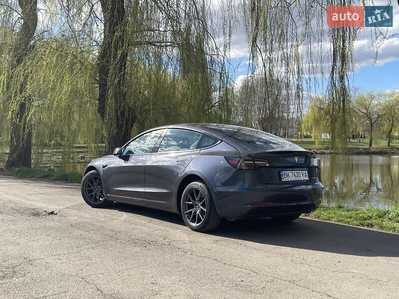 Седан Tesla Model 3 2022 в Ровно