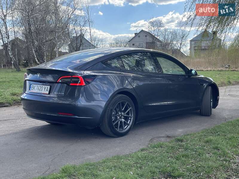 Седан Tesla Model 3 2022 в Ровно