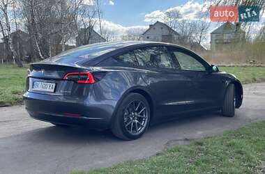Седан Tesla Model 3 2022 в 
