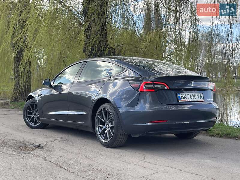 Седан Tesla Model 3 2022 в Ровно