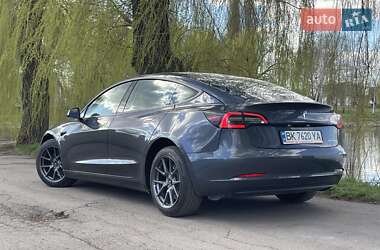 Седан Tesla Model 3 2022 в 