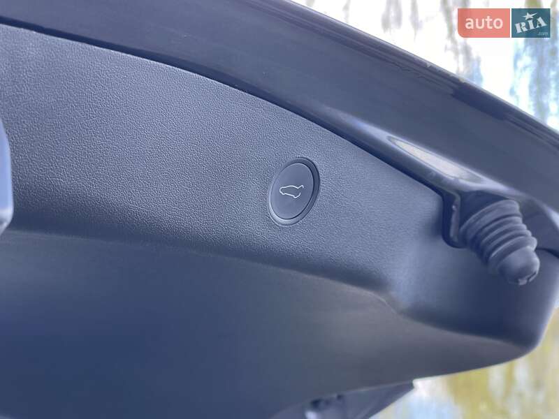Седан Tesla Model 3 2022 в Ровно