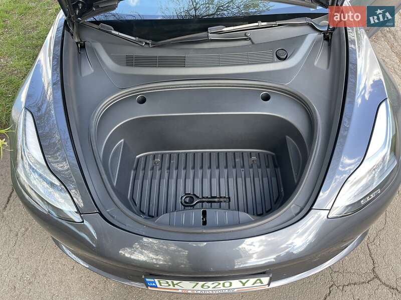 Седан Tesla Model 3 2022 в Ровно