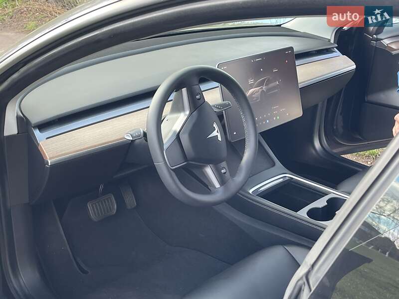 Седан Tesla Model 3 2022 в Ровно