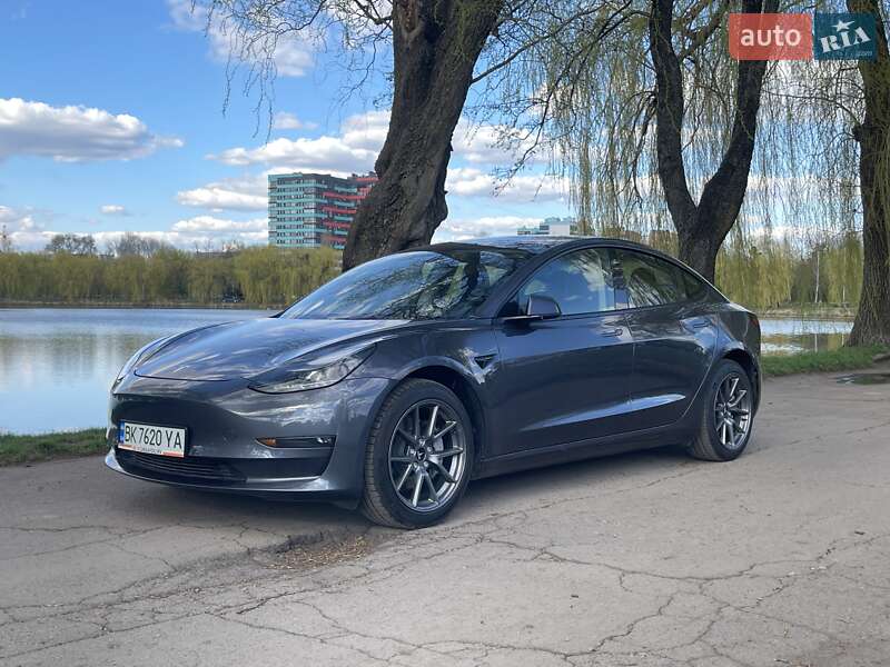 Седан Tesla Model 3 2022 в Ровно