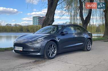 Седан Tesla Model 3 2022 в 