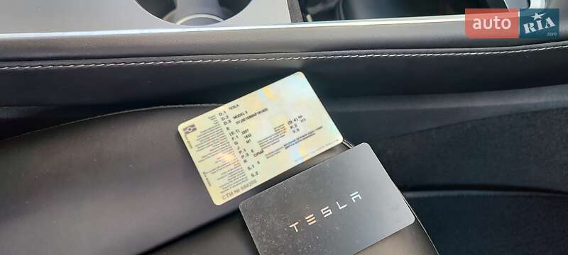 Седан Tesla Model 3 2022 в Ровно