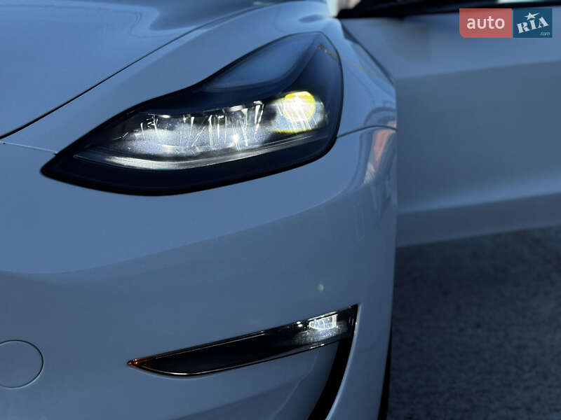 Седан Tesla Model 3 2023 в Житомирі