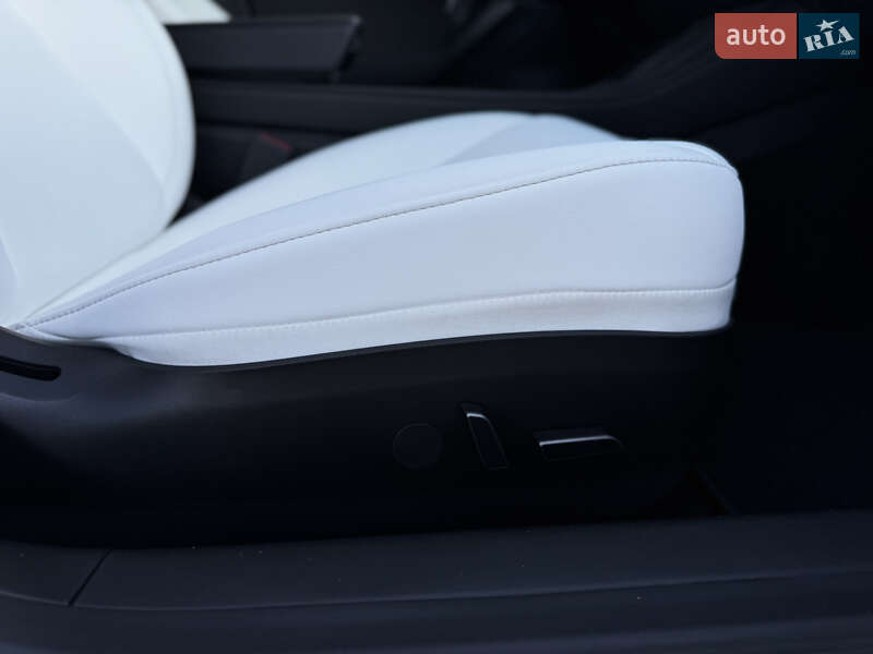 Седан Tesla Model 3 2023 в Житомирі