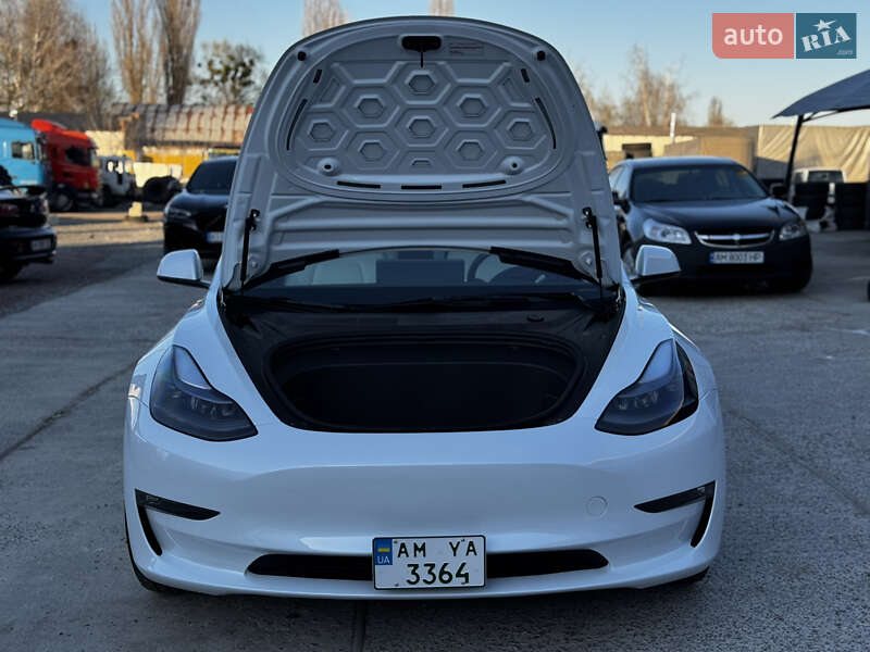 Седан Tesla Model 3 2023 в Житомирі