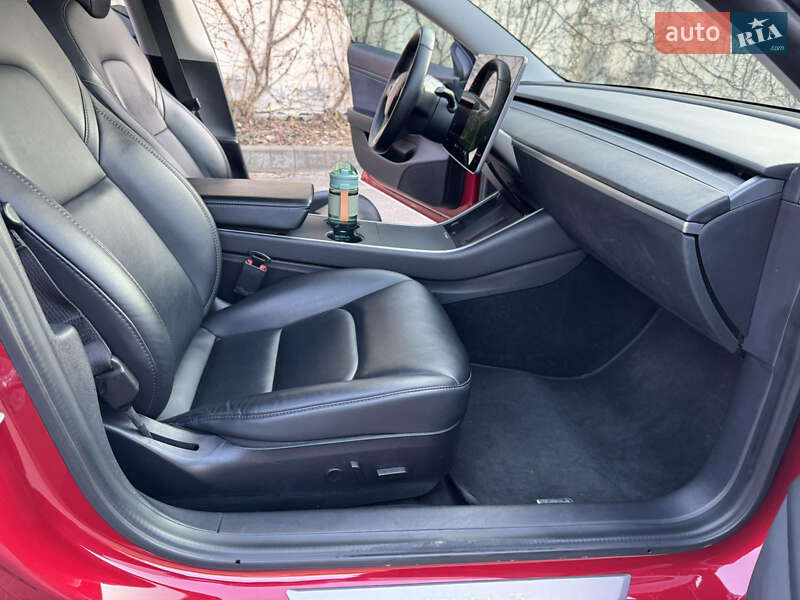 Седан Tesla Model 3 2020 в Києві
