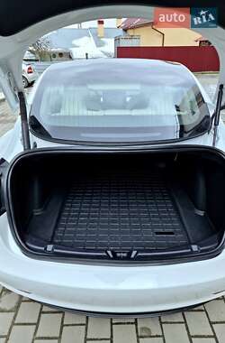 Седан Tesla Model 3 2021 в 
