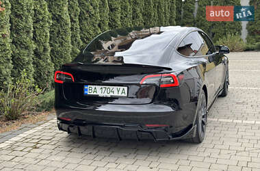 Седан Tesla Model 3 2022 в 