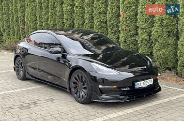 Седан Tesla Model 3 2022 в 