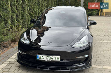 Седан Tesla Model 3 2022 в 