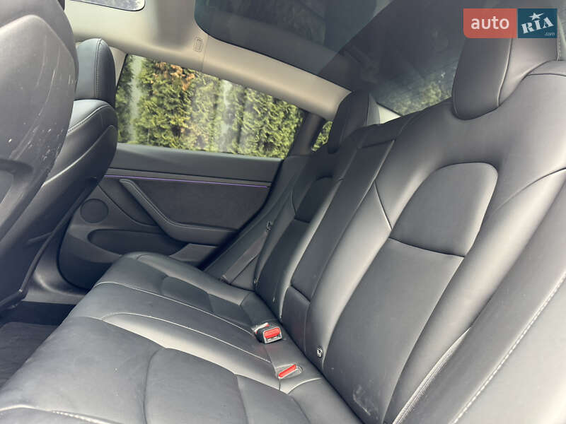 Седан Tesla Model 3 2022 в Ужгороді