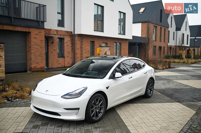 Седан Tesla Model 3 2022 в Львове