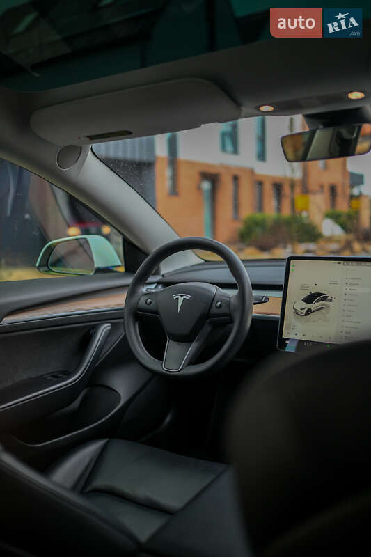 Седан Tesla Model 3 2022 в Львове