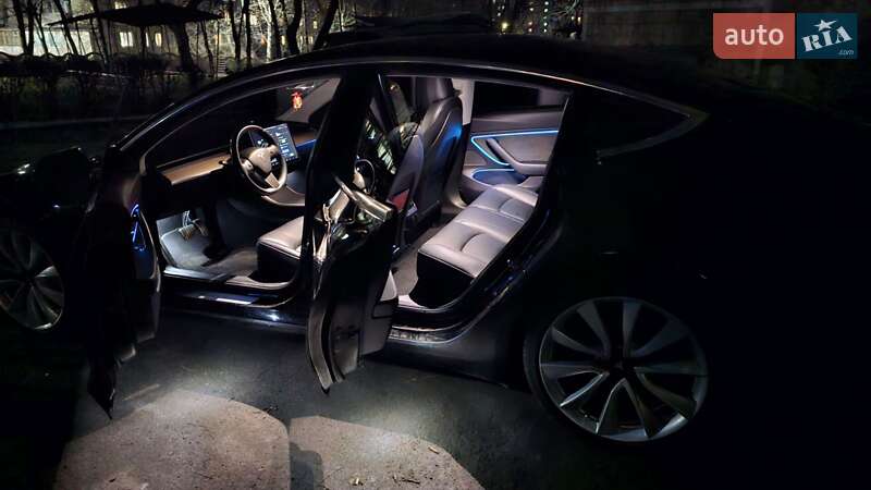 Седан Tesla Model 3 2019 в Рівному