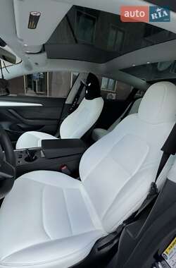 Седан Tesla Model 3 2023 в 