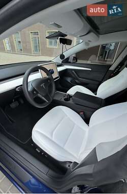 Седан Tesla Model 3 2023 в 