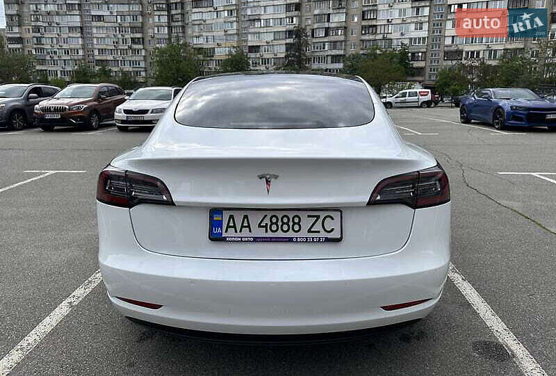 Седан Tesla Model 3 2022 в 