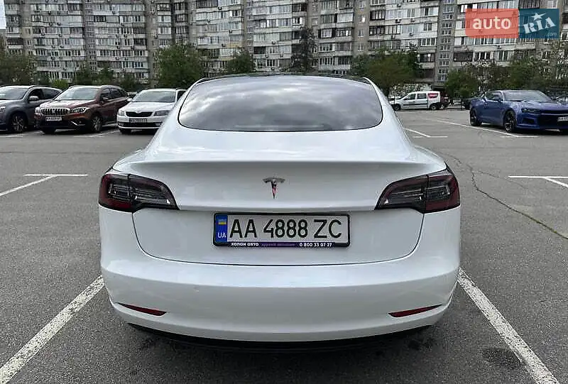 Седан Tesla Model 3 2022 в 