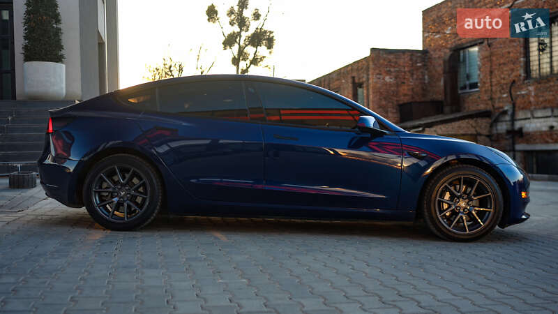 Седан Tesla Model 3 2023 в Львові