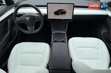 Седан Tesla Model 3 2022 в 
