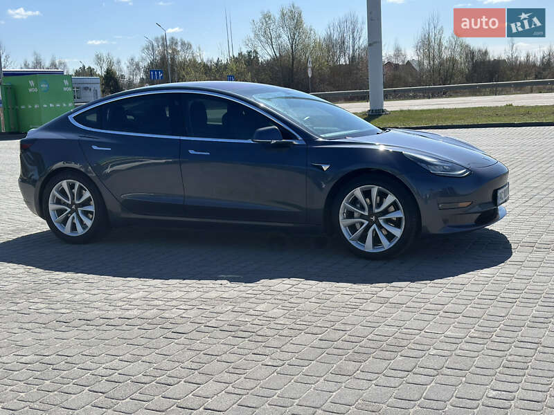 Седан Tesla Model 3 2018 в Любомлі