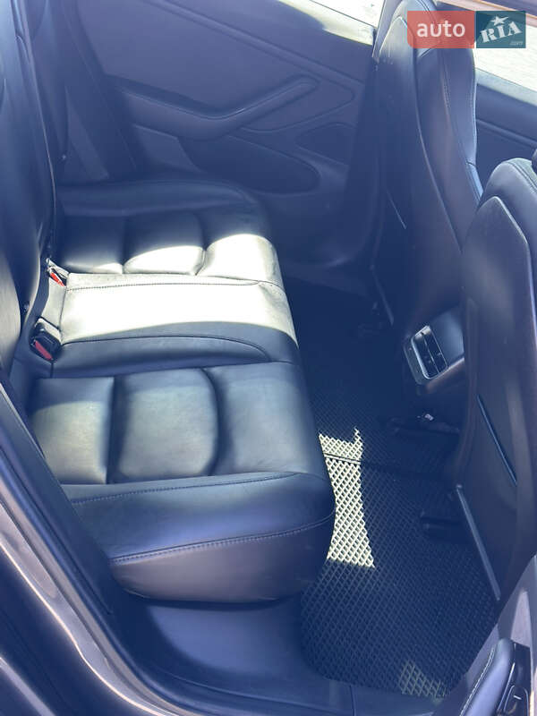 Седан Tesla Model 3 2018 в Любомлі