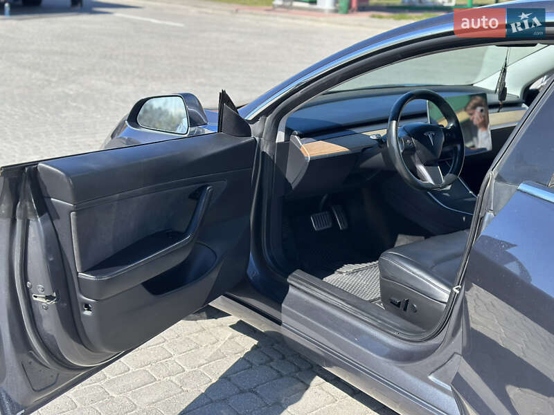 Седан Tesla Model 3 2018 в Любомлі