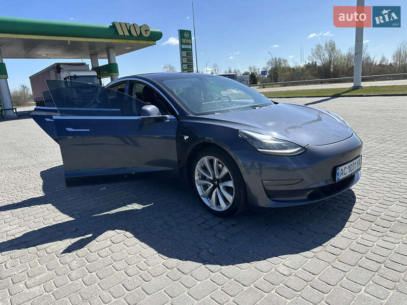 Седан Tesla Model 3 2018 в Любомлі