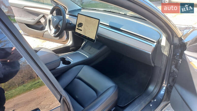 Седан Tesla Model 3 2022 в Ужгороді