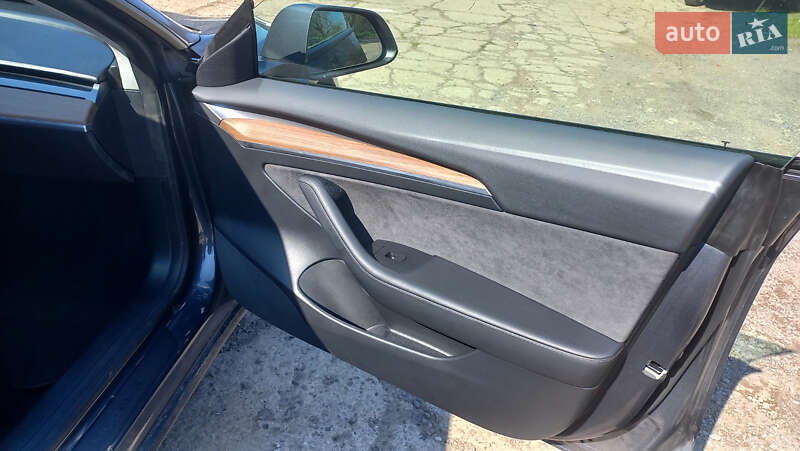 Седан Tesla Model 3 2022 в Ужгороді
