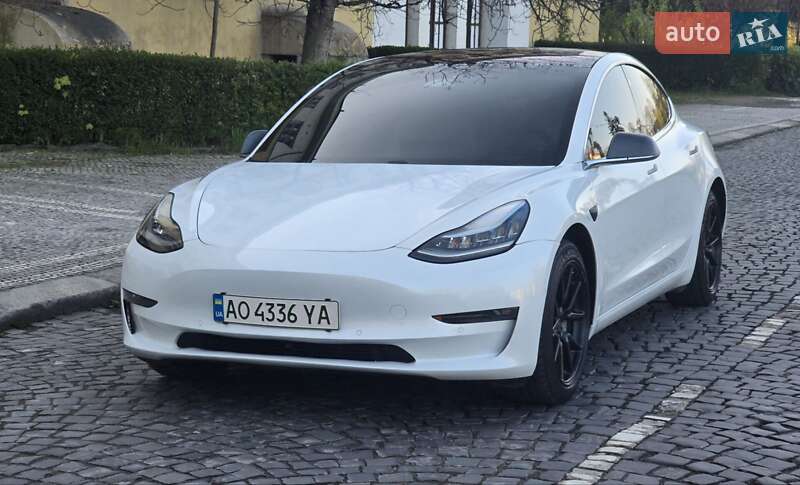 Седан Tesla Model 3 2018 в Ужгороде