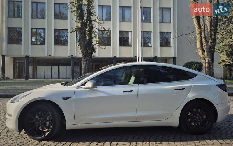 Седан Tesla Model 3 2018 в Ужгороде