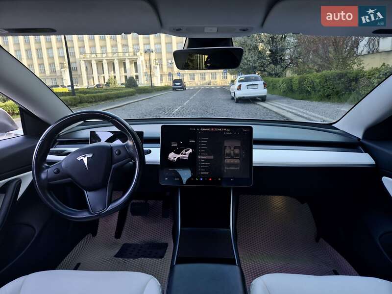 Седан Tesla Model 3 2018 в Ужгороде