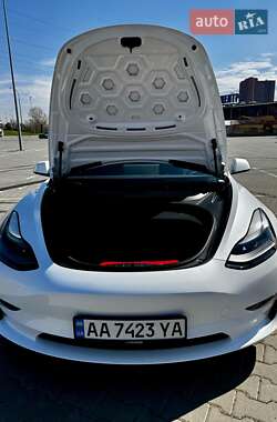 Седан Tesla Model 3 2022 в 