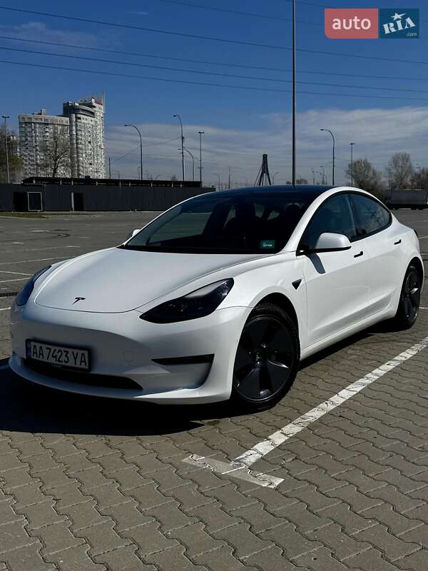 Седан Tesla Model 3 2022 в 