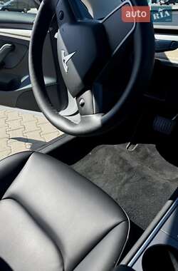 Седан Tesla Model 3 2022 в 
