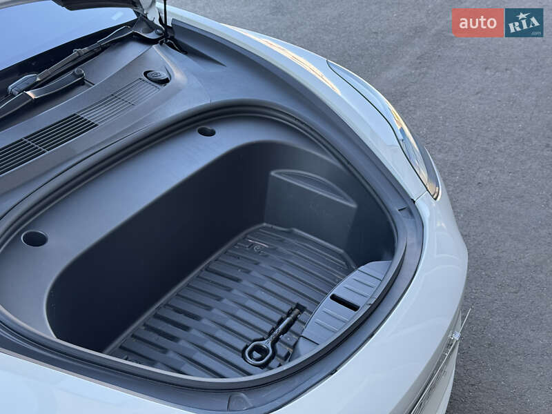 Седан Tesla Model 3 2022 в Виннице
